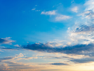 Obraz premium 秋の日の朝焼けと青空51