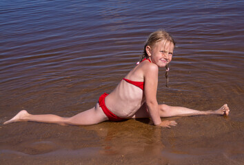 On a hot summer day, a child is relaxing on the lake. A girl on the beach.