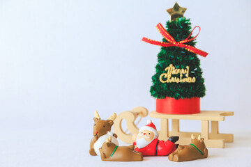 寝そべるサンタとトナカイのクリスマスイメージ