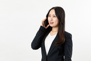 Fototapeta premium スマホで電話するアジア人女性02