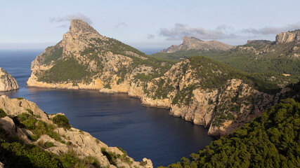 Aussicht vom Mirador del Colome auf Mallorca mit Meer und Tramuntana Gebirge