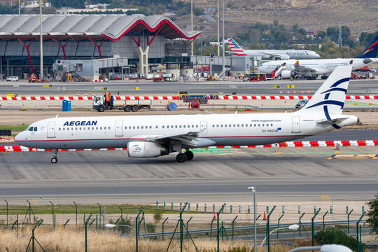 Aeropuerto de Madrid Barajas. Avi&oacute;n de l&iacute;nea Airbus A321 de la aerol&iacute;nea griega Aegean Airlines carreteando camino de despegar.