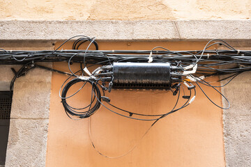 Kabelsalat an einer Hauswand in Barcelona, Spanien