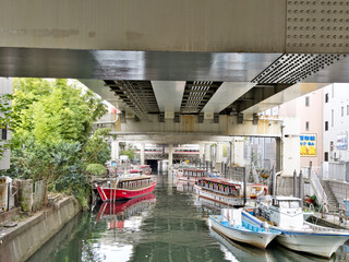 川に停泊している多くの屋形舟