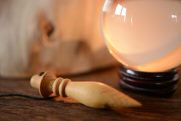 Pendule de Thot ou pendule égyptien avec en arrière plan une boule de cristal