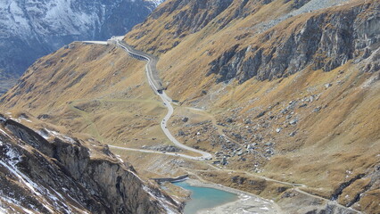 unten der fast leere Nassfeldspeicher an der Großglockner Hochalpenstraße... in der Ferne hinten...