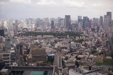 Fototapeta premium A wide view of a bustling city skyline with modern skyscrapers and a mix of architectural styles under a bright and clear sky
