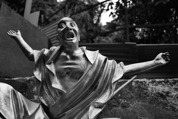 Tne ten thousand buddhas monastery