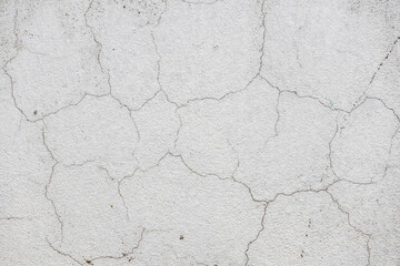 Obraz premium White painted wall with thin cracks. Weathered and cracked old concrete wall texture background.