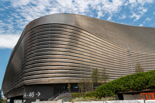 Fachada del Estadio Santiago Bernabeu donde se puede apreciar su estructura metalica
