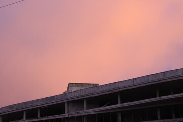 Obraz premium sunset over the roof of a ruined building