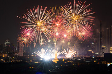 Obraz premium A Colorful Celebration: New Year's Fireworks Over the Chao Phraya River