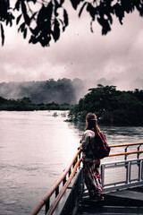 Mujer viajera contemplando el río en el Parque Nacional Iguazú, Argentina. Contemplación en las Cataratas del Iguazú