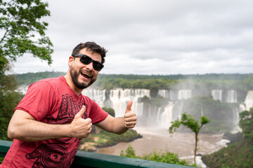 Turista en las cataratas del Iguazú, en el Parque Nacional Iguazú en Brasil. Fotografía con los...