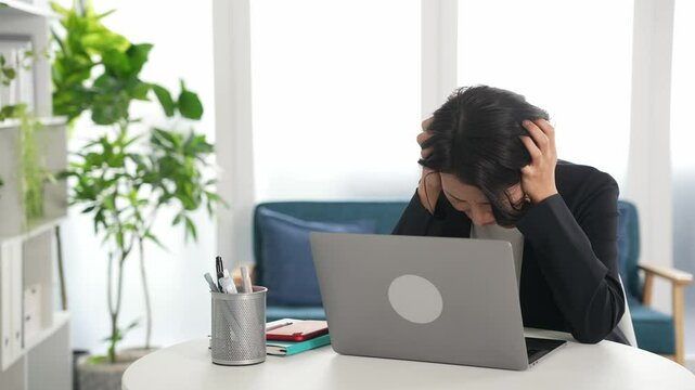 女性、ビジネス、ノートパソコン、悩む、恥ずかしい、日本人、ショック、困る、トラブル、オフィス、炎上、失敗、残念、後悔、悩み、問題、仕事、職場、経営者、人材、がっかり、落ち込む、不運、インターネット、DX、オンライン、web、SNS、動画、働く、表情、ミドル、困りごと、悩み事、ストレス、辛い、あちゃー、間違い、ミス、迷う、憂鬱、プレッシャー、経営、マネジメント、悔しい、期待はずれ、疑問、心配、不安、