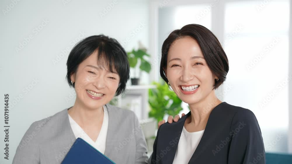 Aufkleber 女性、ビジネスウーマン、ビジネス、二人、日本人、シニア、笑顔、笑う、元気、やりがい、ミドル、職場、楽しい、ポジティブ、オフィス、仕事、企業、会社員、ハッピー、喜ぶ、嬉しい、爆笑、管理職、人材、モチベーション、やる気、満足、充実、爽やか、期待、楽しみ、希望、ウィッグ、育毛、カメラ目線、仲良し、チームワーク、パートナー、営業、働く、マネジメント、経営、経営者、起業、仲間、同僚、ビジネスパーソン、コピー