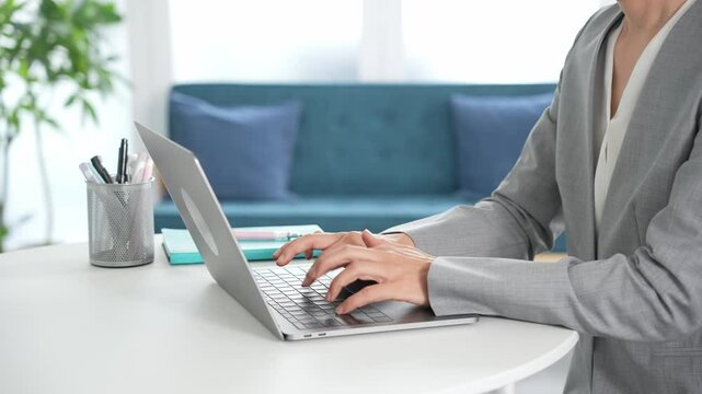ノートパソコン、女性、タイピング、ビジネス、ビジネスウーマン、手元、パソコン、仕事、ノートPC、PC、デジタル、DX、ライター、プログラマー、エンジニア、システム、プログラミング、データ、分析、キーボード、ビジネスパーソン、職場、オフィス、ロビー、カフェ、デスクワーク、事務、バックオフィス、業務、基幹システム、ERP、クラウド、入力、検索、ネット、オンライン、web、テーブル、リビング、在宅勤務、