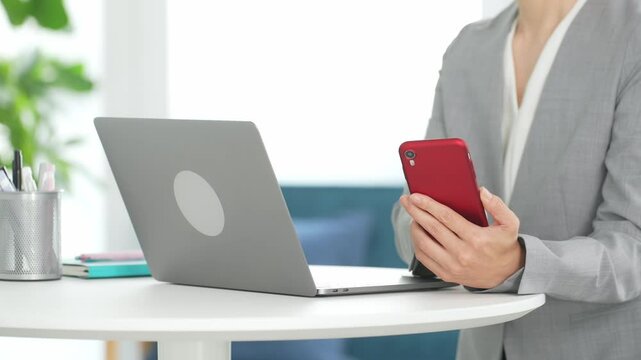 スマホ、ノートパソコン、スマートフォン、ビジネス、女性、ビジネスウーマン、DX、認証、セキュリティ、2段階認証、2FA、ネットバンキング、オフィス、共有、連携、デジタル、事務、ビジネスパーソン、日本人、顔なし、ボディパーツ、入力、パスワード、パスコード、トークン、アプリ、仕事、個人、ネットショッピング、プライバシー、クレジット、同期、システム、ソフト、エンジニア、テクノロジー、フィンテック、カフェ