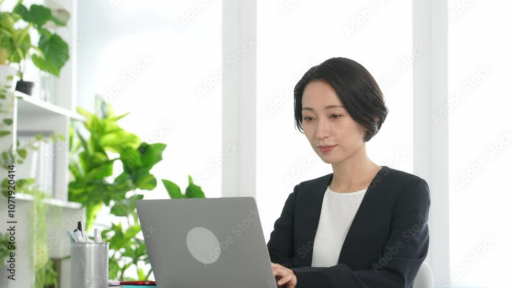 Poster ノートパソコン、女性、キャリアウーマン、ビジネス、日本人、仕事、オフィス、事務、チェック、経理、働く、バックオフィス、総務、人材、スーツ、ビジネスパーソン、コピースペース、マネジメント、経営、管理職、