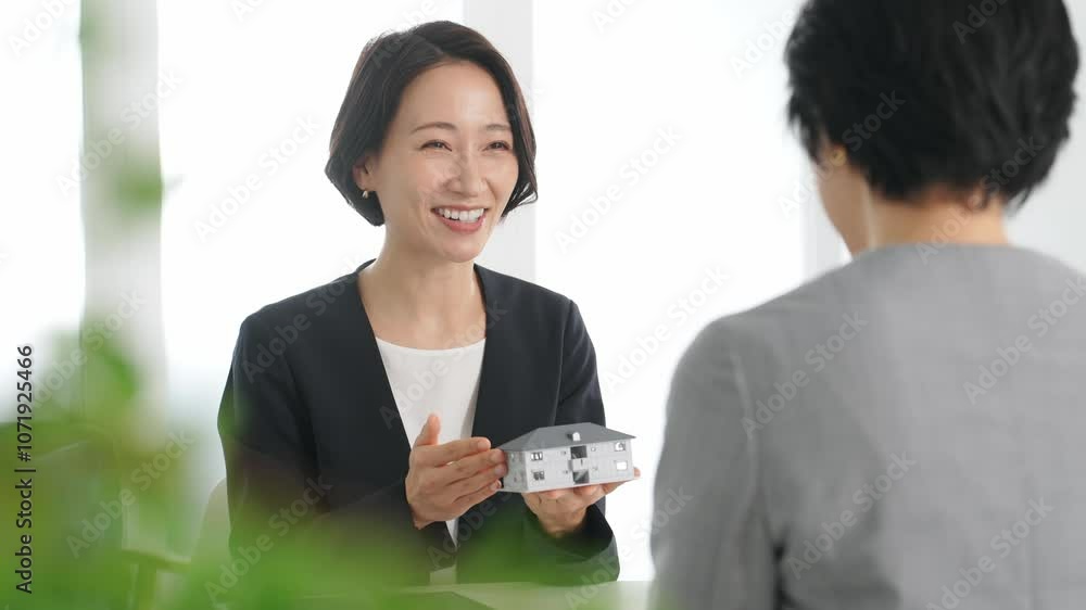 Poster 女性、ビジネス、ビジネスウーマン、ミーティング、打ち合わせ、商談、説明、住宅、提案、接客、不動産、相談、会話、笑顔、日本人、設計、営業、メーカー、模型、マイホーム、販売、取引、モデルハウス、オフィス、おすすめ、事務所、賃貸、新築、リフォーム、設計士、建築士、建築、仕事、働く、アドバイザー、住まい、受付、窓口、ビジネスパーソン、ミドル、スーツ、会議、面談、建物、会社、案内、紹介、マンション、インテリ