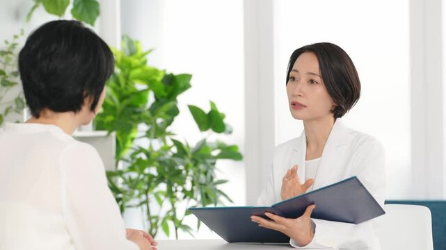 カウンセリング、女性、医師、ビジネスウーマン、日本人、相談、問診、ビジネス、カウンセラー、セラピスト、アドバイザー、診察、産業医、セラピー、心療内科、精神科、白衣、エステ、サロン、診療、診断、医療、病院、クリニック、美容、ビューティー、診察室、面談、BA、面接、研修、ミドル、会話、訪問、往診、ヘルスケア、健康、助言、サポート、サービス、美容部員、オフィス、40代、30代、職場、仕事、働く、シリアス