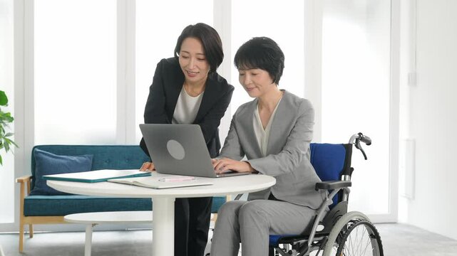 ビジネス、ビジネスウーマン、ビジネスマン、車椅子、車イス、日本人、仕事、女性、会議、ミーティング、障がい者、障害者、支援、オフィス、サポート、会社員、就職、転職、職業、アドバイザー、職場、事務、求人、ビジネスパーソン、相談、ノートパソコン、スーツ、パートナー、就活、就職活動、キャリアプランナー、キャリアウーマン、ソーシャルワーカー、スクール、エージェント、レッスン、オープン就労、障害者採用枠、雇用