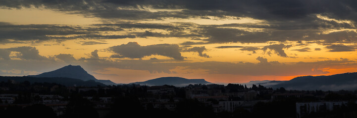 Obraz premium Sainte Victoire mountain in the light of an autumn morning