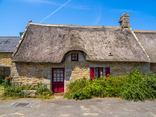 Historica thatched roof cottage house in Kerascoet, Brittany © Taljat