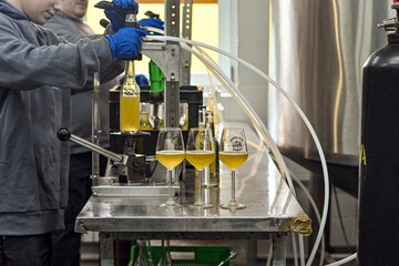 cider house, cider, brew, apples, juicy, sour, apple, pear, yellow, red, bottle