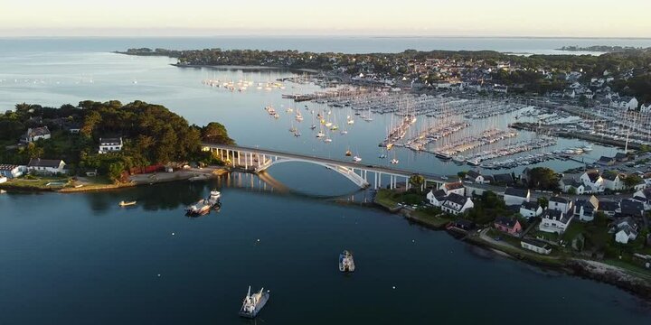 La Trinit&eacute;-sur-Mer en Bretagne vue du ciel au drone.