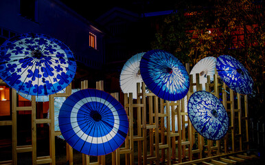 日本の倉敷にある美観地区の和傘とイルミネーション