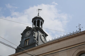 Lucarne d'horloge sur une toiture à Montereau
