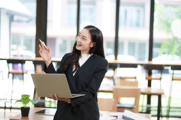 Fototapeta premium Asian business woman Give advice to customers via online. 