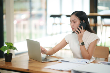 Obraz premium Asian business woman Give advice to customers via online.