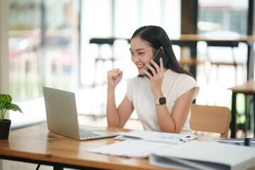 Obraz premium Asian business woman Give advice to customers via online.