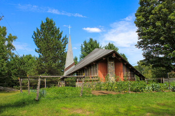 Obraz premium Église en pleine forêt avec son potager