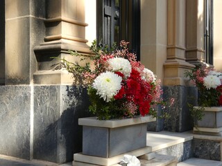 Flores en puerta de Panteon en el Cementerio
