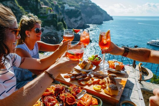 Un gruppo di amici si rilassa su una terrazza con vista sul mare, brindando con spritz e antipasti italiani