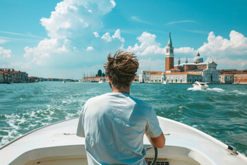 Un uomo alla guida di una barca nella laguna veneziana, con l'acqua calma e la città di Venezia sullo sfondo