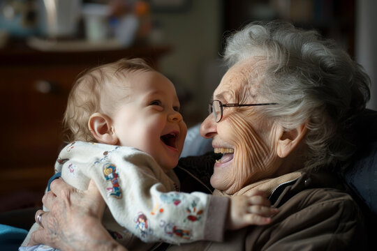 Nonna felice con il nipote carino che ride e gioca