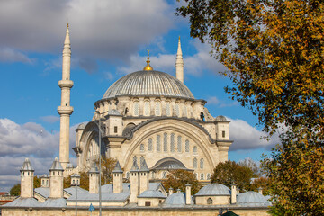 Obraz premium Ottoman imperial Nuruosmaniye Camii mosque in Fatih district, Istanbul, Turkey