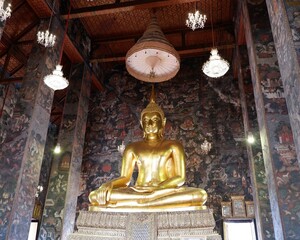golden buddha statue