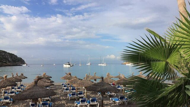 Beschaulicher K&uuml;stenort Sant Elm mit Strand und Segelbooten an der Westspitze der beliebten  Baleareninsel Mallorca