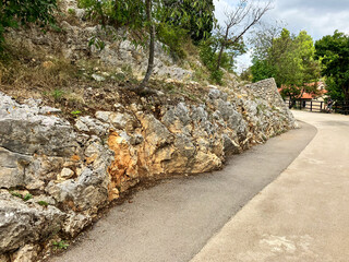 Skały przy drodze na Chorwacji w parku narodowym © ukasz