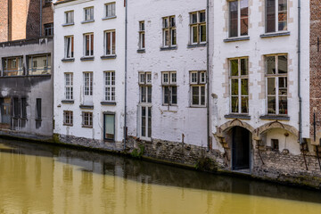 Naklejka premium La ville de Gand et le canal de la rivière le Lys en Belgique