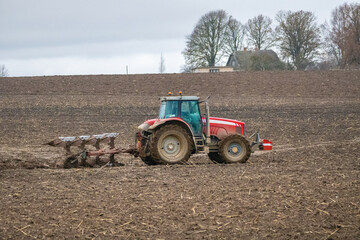 Obraz premium view of a tractor and its plow close up.