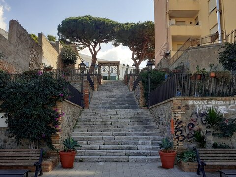 Salendo la scalinata della Giudecca a Reggio Calabria.
