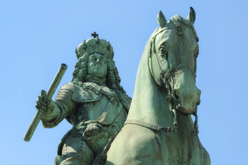 Düsseldorf - barockes Jan-Wellem-Reiterdenkmal vor blauem Himmel, Nordrhein-Westfalen,...