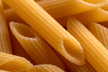 Primo piano di penne rigate, pasta italiana, dieta mediterranea 