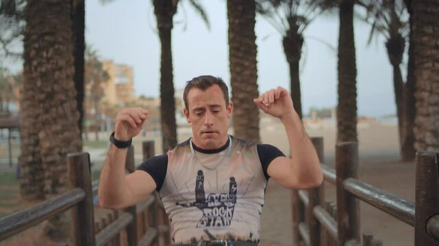 Close-up of Modern Funk Dancer on a Wooden Bridge with Palm Trees in the Background. Primer plano Bailar&iacute;n de Funk Moderno en un Puente de Madera con Palmeras de Fondo
